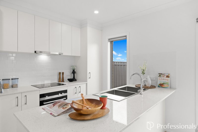 Photo - 15 Sechura Road, Truganina VIC 3029 - Image 4