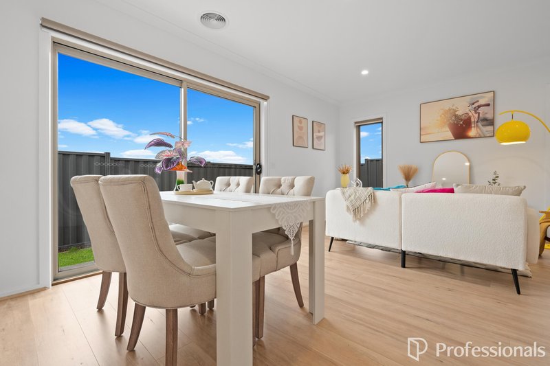 Photo - 15 Sechura Road, Truganina VIC 3029 - Image 7