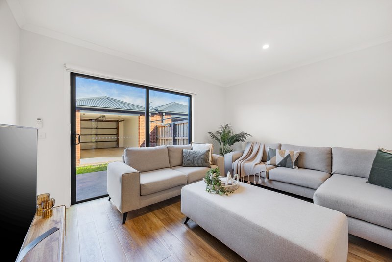 Photo - 15 Selma Walk, Donnybrook VIC 3064 - Image 2