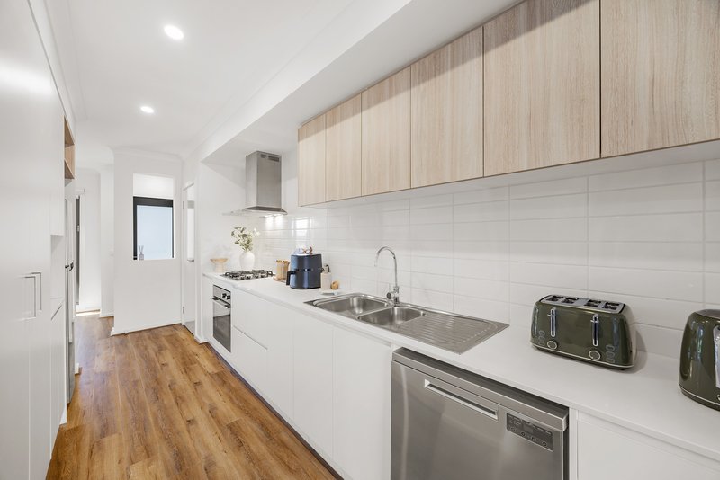 Photo - 15 Selma Walk, Donnybrook VIC 3064 - Image 3