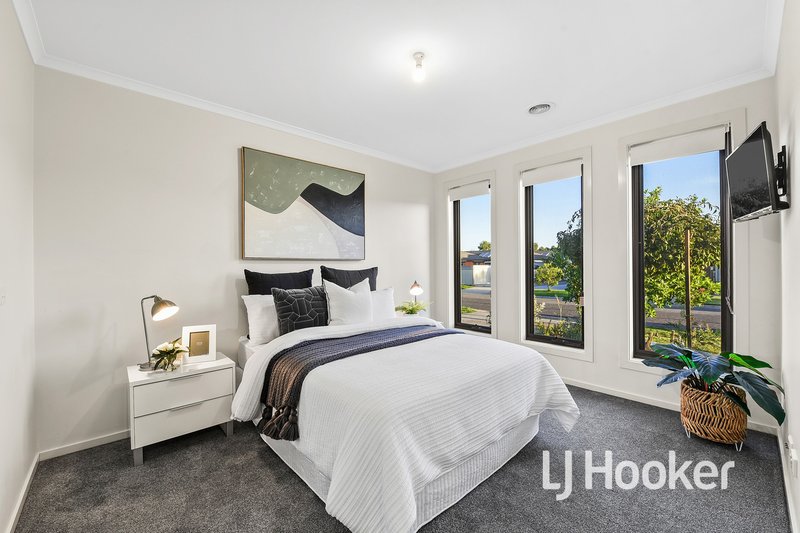 Photo - 15 Serenity Street, Pakenham VIC 3810 - Image 9