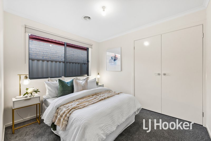 Photo - 15 Serenity Street, Pakenham VIC 3810 - Image 11