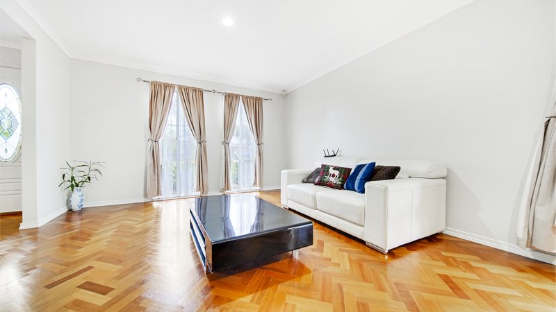 Photo - 15 Shaw Close, Dandenong North VIC 3175 - Image 2