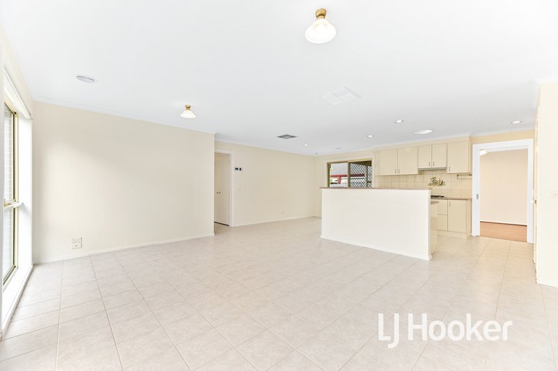 Photo - 15 Somerset Court, Narre Warren South VIC 3805 - Image 3