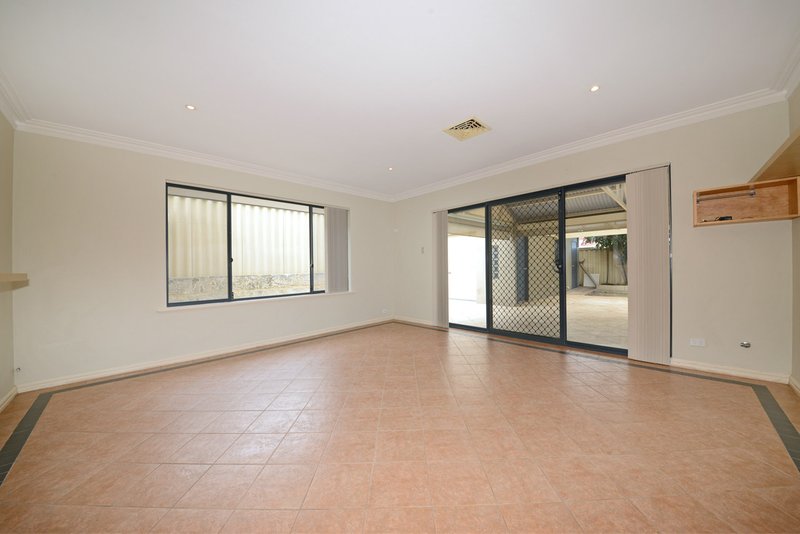 Photo - 15 St Fillans Bend, Wanneroo WA 6065 - Image 17