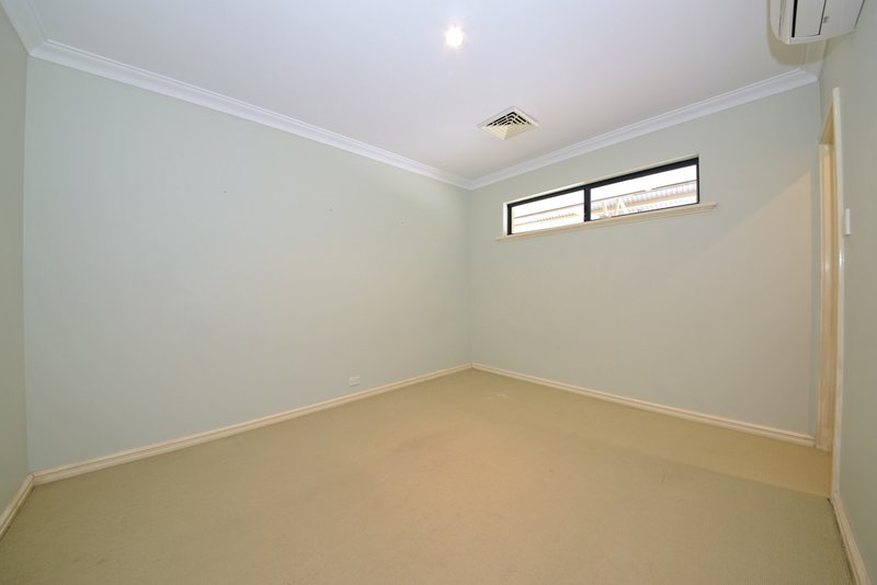 Photo - 15 St Fillans Bend, Wanneroo WA 6065 - Image 24