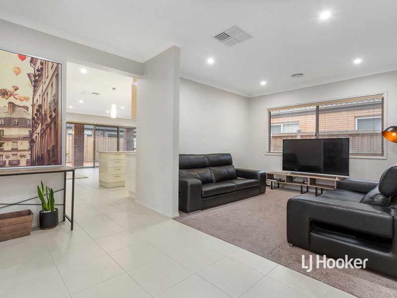 Photo - 15 Statesman Way, Point Cook VIC 3030 - Image 2