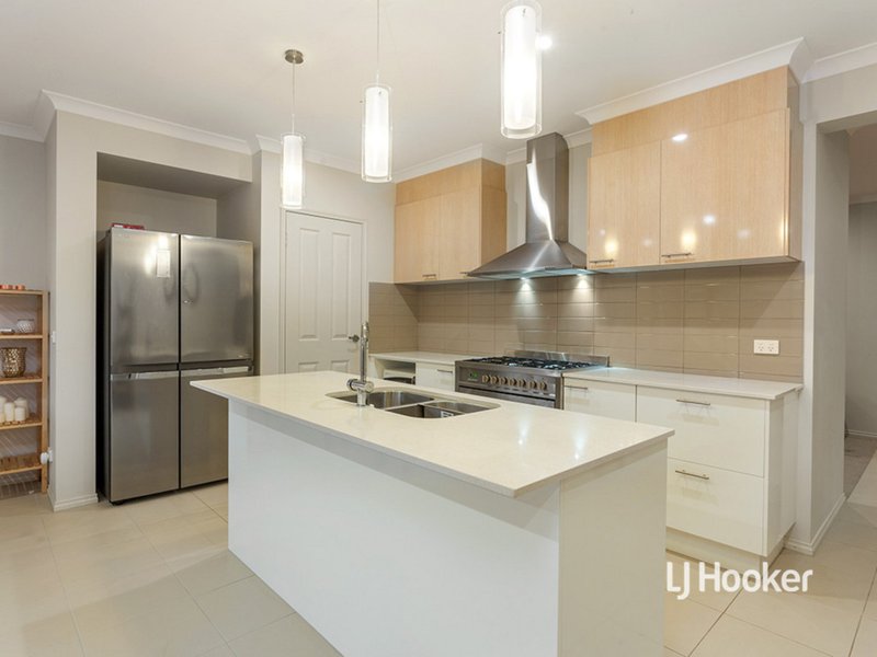 Photo - 15 Statesman Way, Point Cook VIC 3030 - Image 3