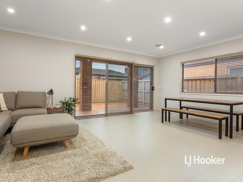 Photo - 15 Statesman Way, Point Cook VIC 3030 - Image 5