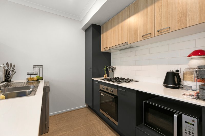 Photo - 15 Sumar Drive, Craigieburn VIC 3064 - Image 5