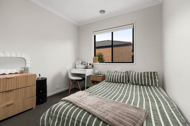 Photo - 15 Sumar Drive, Craigieburn VIC 3064 - Image 6