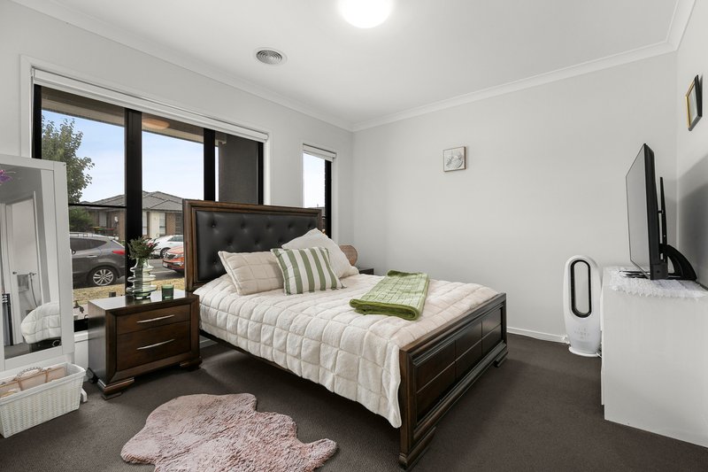 Photo - 15 Sumar Drive, Craigieburn VIC 3064 - Image 7