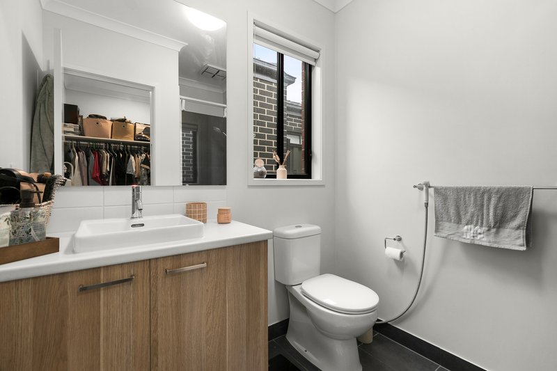 Photo - 15 Sumar Drive, Craigieburn VIC 3064 - Image 10