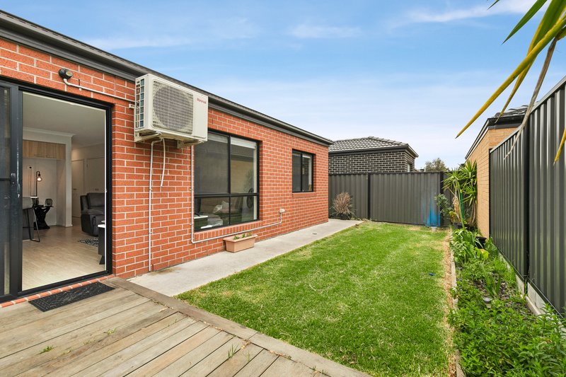 Photo - 15 Sumar Drive, Craigieburn VIC 3064 - Image 11
