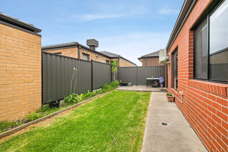 Photo - 15 Sumar Drive, Craigieburn VIC 3064 - Image 12