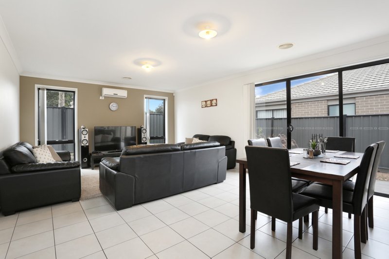 Photo - 15 Tanner Mews, Point Cook VIC 3030 - Image 4