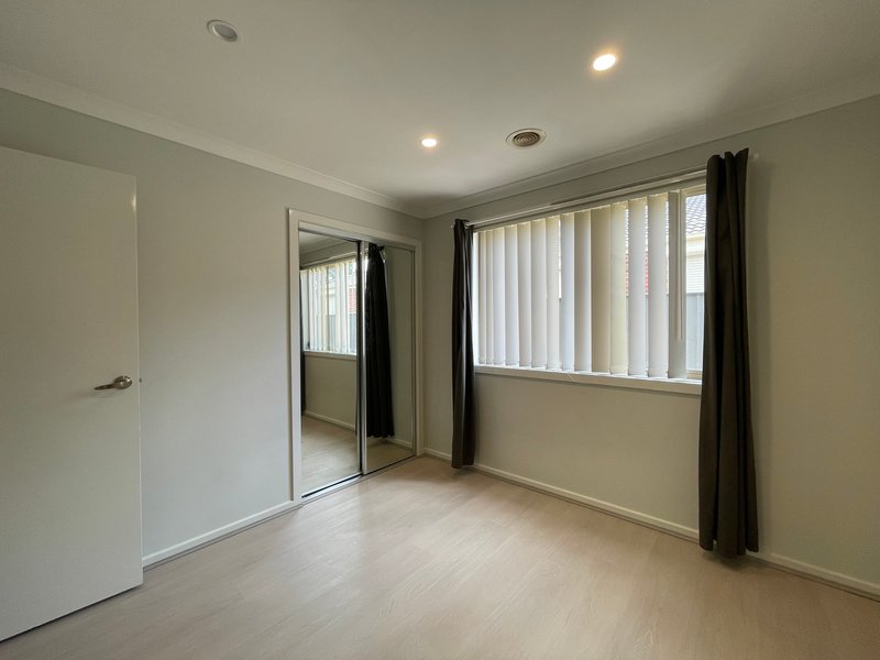 Photo - 15 Taunton Grove, Derrimut VIC 3026 - Image 3