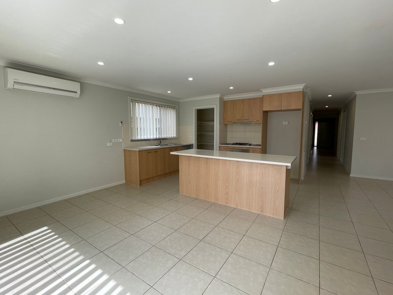 Photo - 15 Taunton Grove, Derrimut VIC 3026 - Image 14