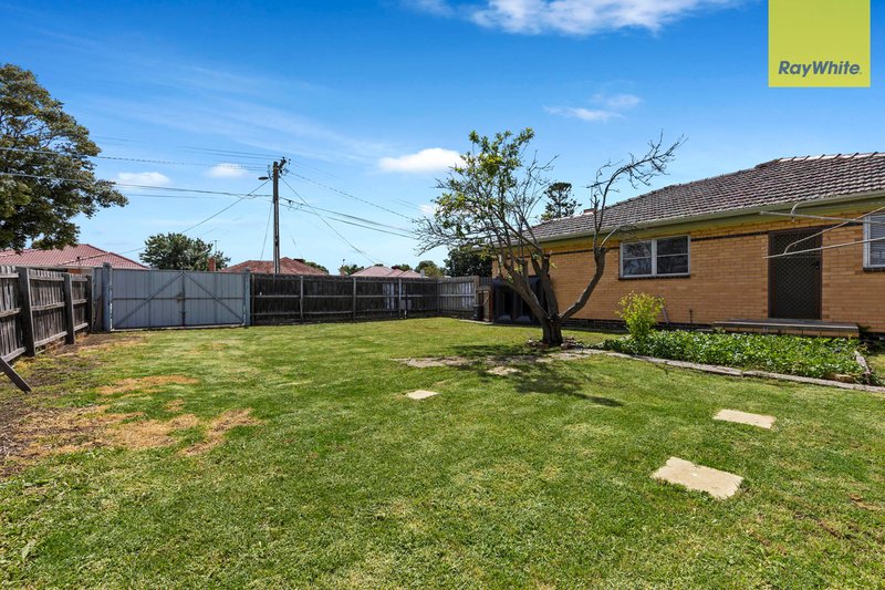 Photo - 15 Thorndon Drive, St Albans VIC 3021 - Image 8