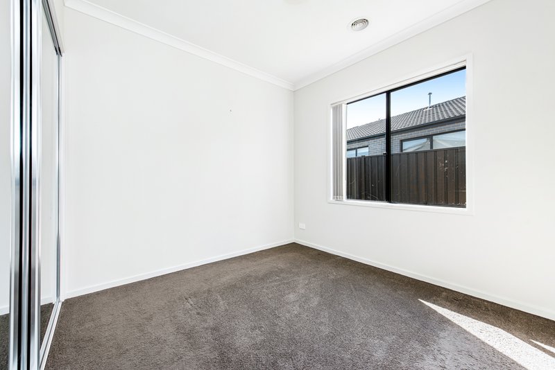 Photo - 15 Tucholsky Drive, Kalkallo VIC 3064 - Image 11