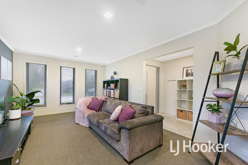 Photo - 15 Tulip Grove, Cranbourne VIC 3977 - Image 3