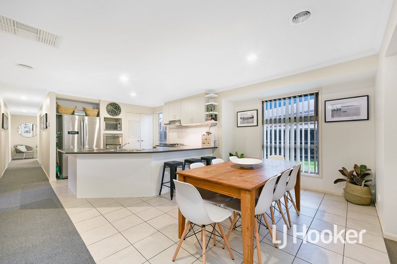 Photo - 15 Tulip Grove, Cranbourne VIC 3977 - Image 4