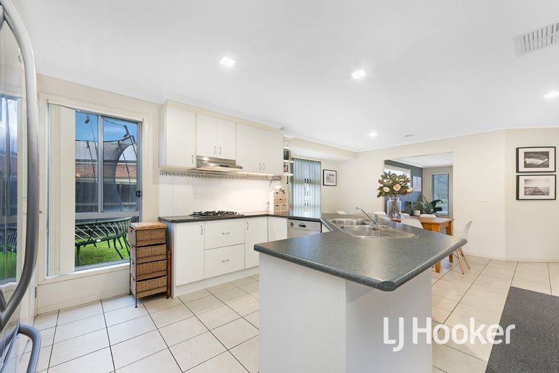 Photo - 15 Tulip Grove, Cranbourne VIC 3977 - Image 6