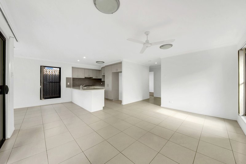 Photo - 15 Valhalla Street, Clinton QLD 4680 - Image 3