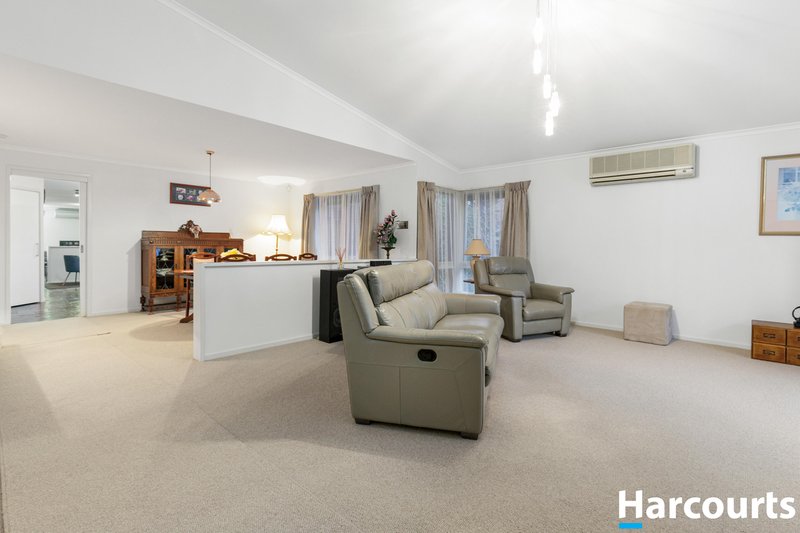 Photo - 15 Vista Crescent, Rowville VIC 3178 - Image 9