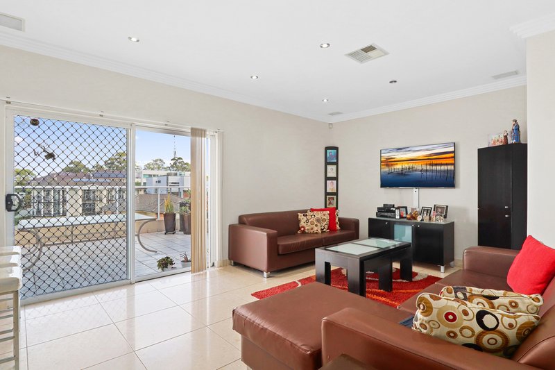 Photo - 15 Wagstaff Street, Edensor Park NSW 2176 - Image 4