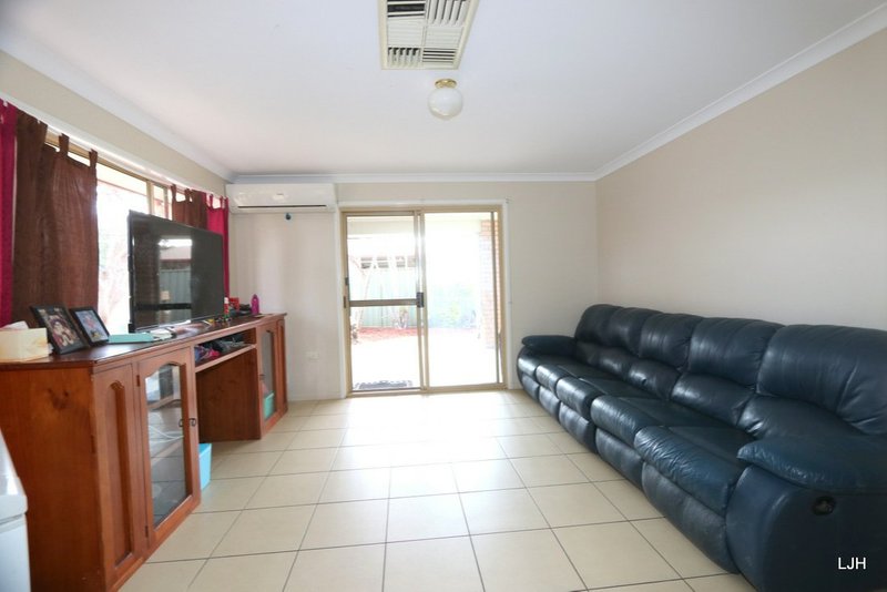 Photo - 15 Waldby Court, Emerald QLD 4720 - Image 3