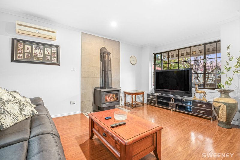 Photo - 15 Weaver Court, Altona Meadows VIC 3028 - Image 4