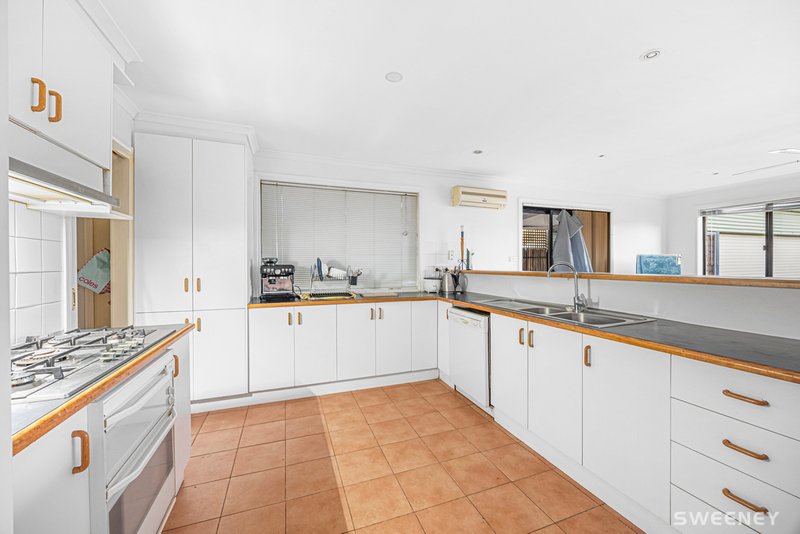Photo - 15 Weaver Court, Altona Meadows VIC 3028 - Image 6