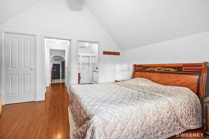 Photo - 15 Weaver Court, Altona Meadows VIC 3028 - Image 9