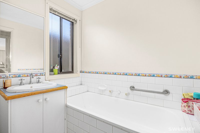 Photo - 15 Weaver Court, Altona Meadows VIC 3028 - Image 12