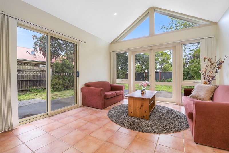 Photo - 15 Wilona Way, Berwick VIC 3806 - Image 5