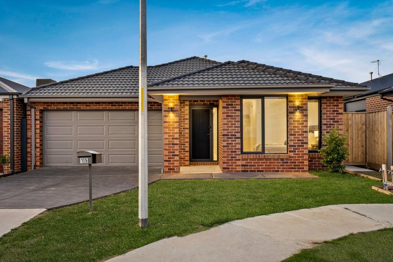 Photo - 15 Wolverine Crescent, Clyde North VIC 3978 - Image 2