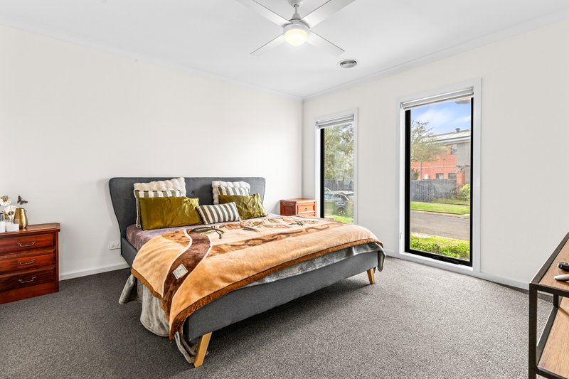 Photo - 15 Wonderland Road, Werribee VIC 3030 - Image 2
