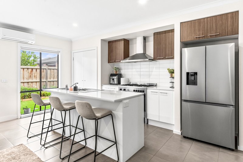 Photo - 15 Wonderland Road, Werribee VIC 3030 - Image 4