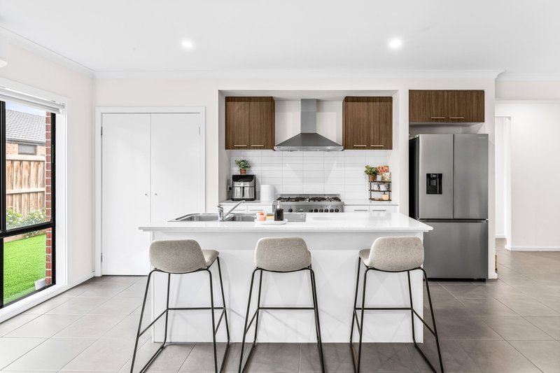 Photo - 15 Wonderland Road, Werribee VIC 3030 - Image 5