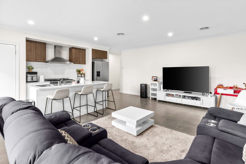 Photo - 15 Wonderland Road, Werribee VIC 3030 - Image 6
