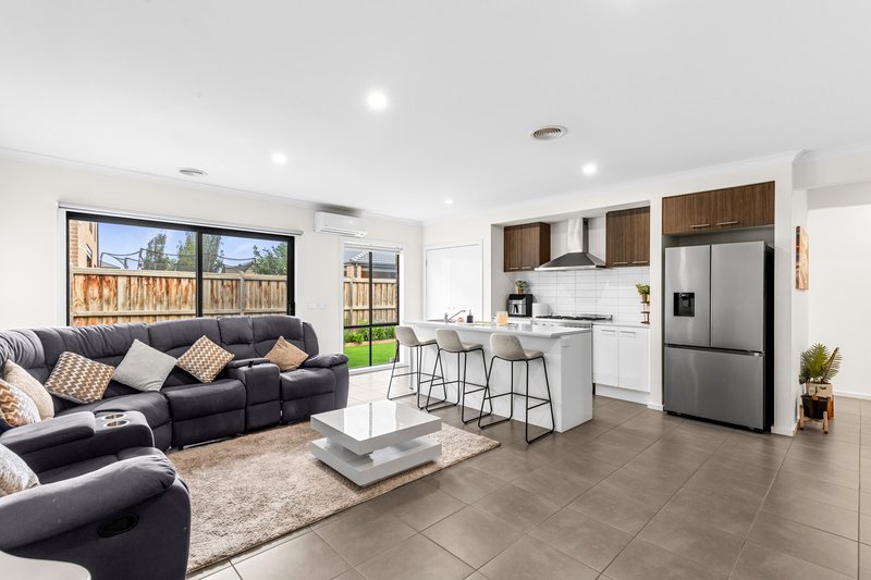 Photo - 15 Wonderland Road, Werribee VIC 3030 - Image 7