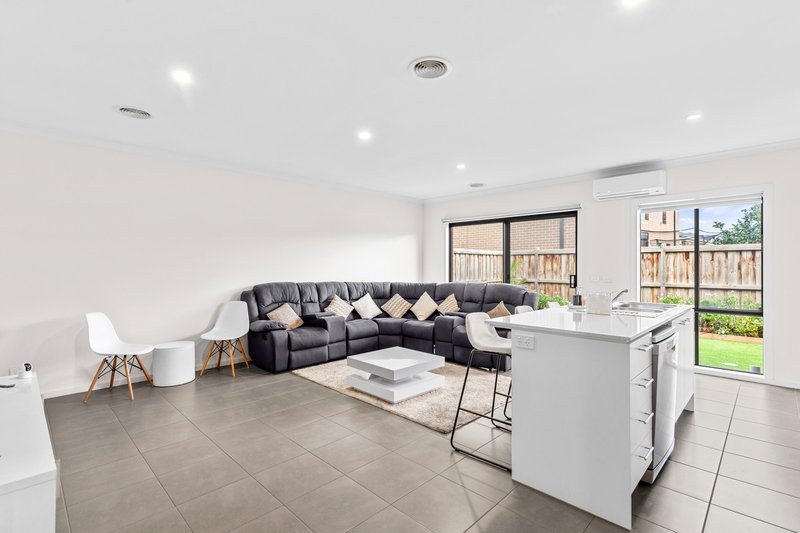 Photo - 15 Wonderland Road, Werribee VIC 3030 - Image 8