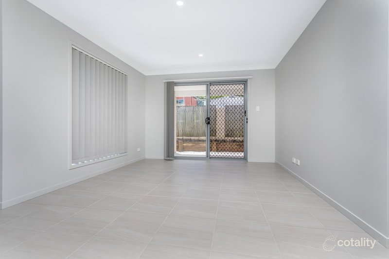 Photo - 1/5 Woodlands Avenue, Petrie QLD 4502 - Image 2