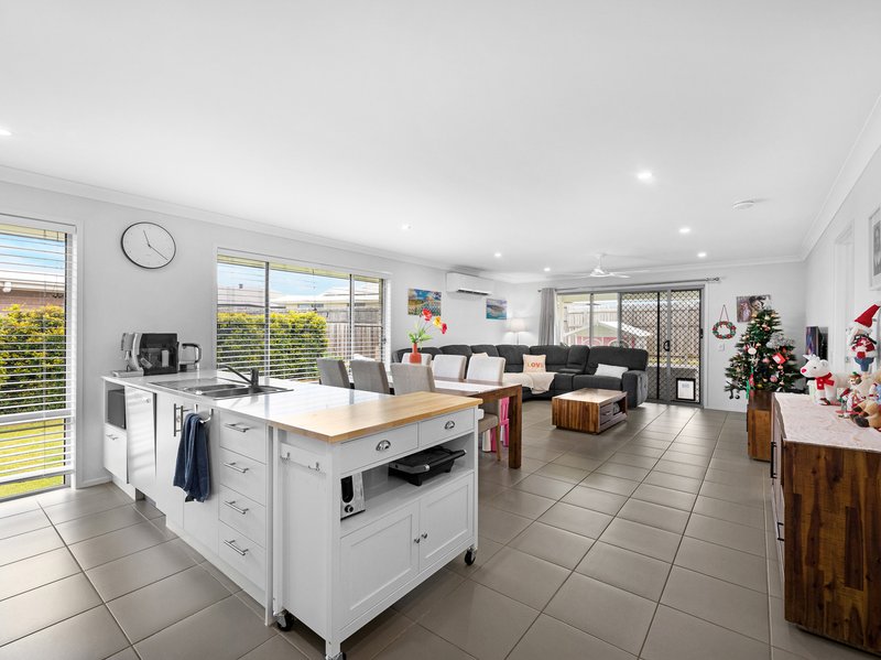 Photo - 15 Wylie Way, Urraween QLD 4655 - Image 3