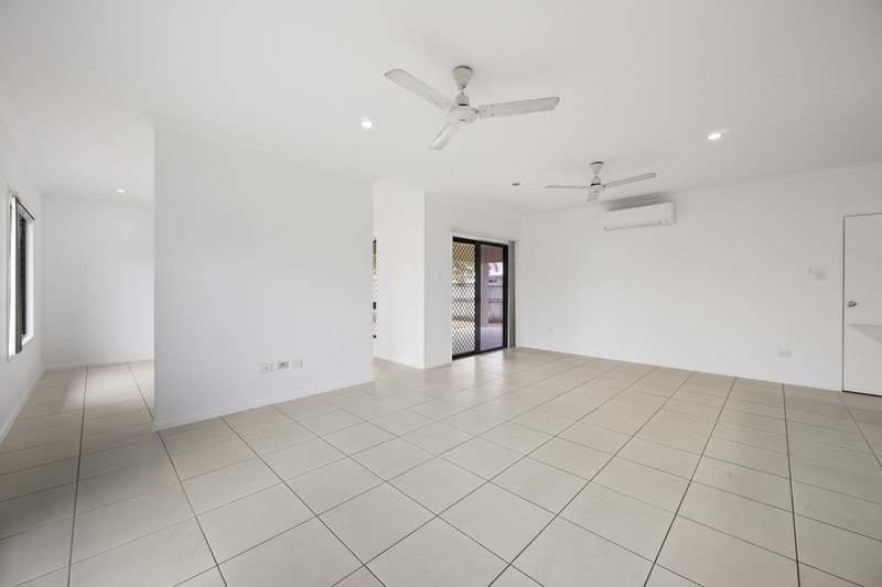 Photo - 15 Yarra Crescent, Kelso QLD 4815 - Image 3