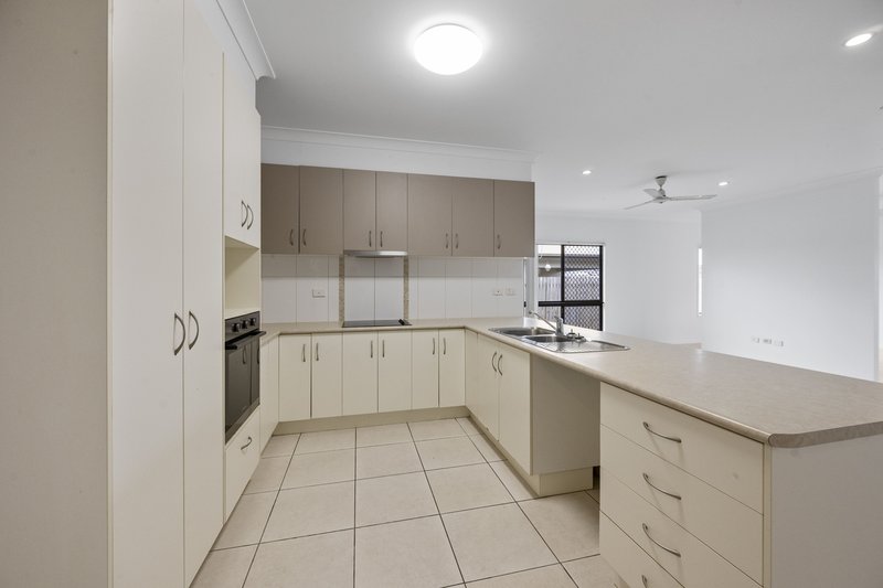 Photo - 15 Yarra Crescent, Kelso QLD 4815 - Image 4