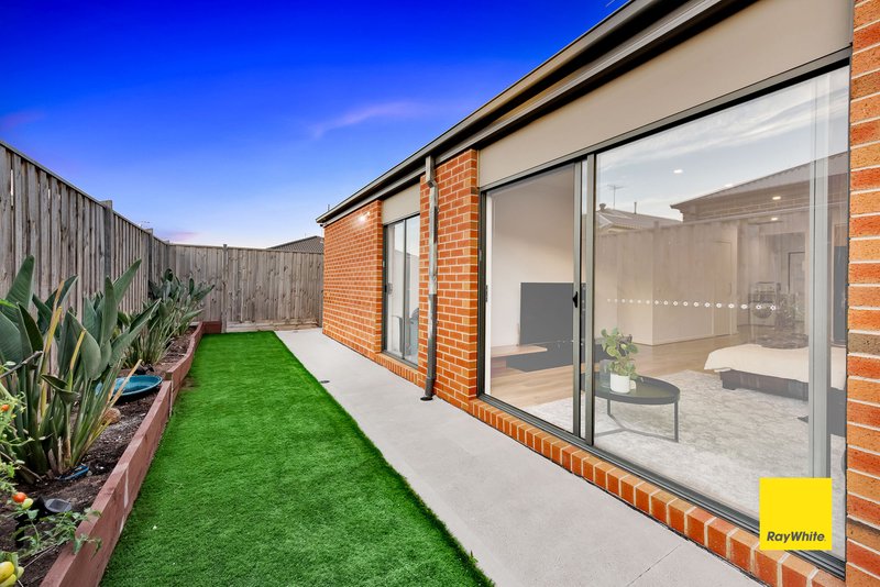 Photo - 15 Zoe Street, Rockbank VIC 3335 - Image 10