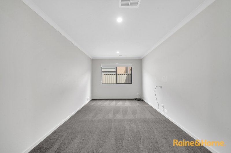 Photo - 150 Lineham Drive, Cranbourne East VIC 3977 - Image 10