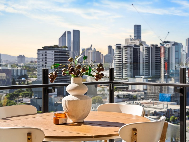 Photo - 1502/17 Deshon Street, Woolloongabba QLD 4102 - Image 5